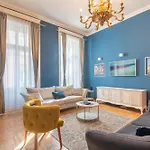 Chic Soho Apartment Near Opera
