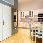 Chic Soho Apartment Near Opera